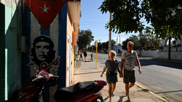 Elektrikler kesik, turistler kaçtı, sokaklar temizlenemiyor. Ada çöplüğe döndü