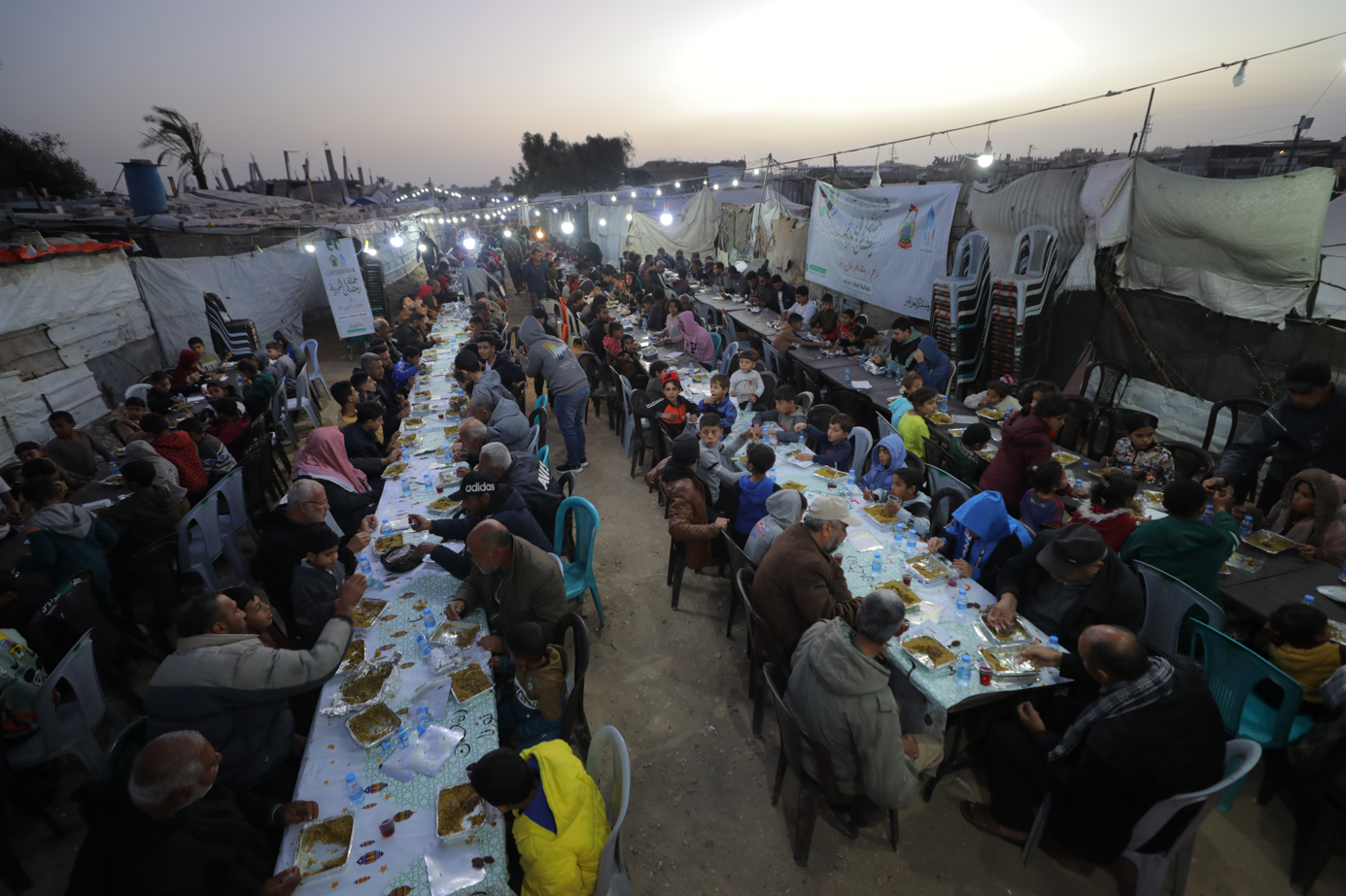 Gazze'deki Filistinliler, İsrail bombalarının sesleri olmadan ilk iftarını açtı
