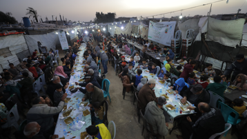Gazze'deki Filistinliler, İsrail bombalarının sesleri olmadan ilk iftarını açtı