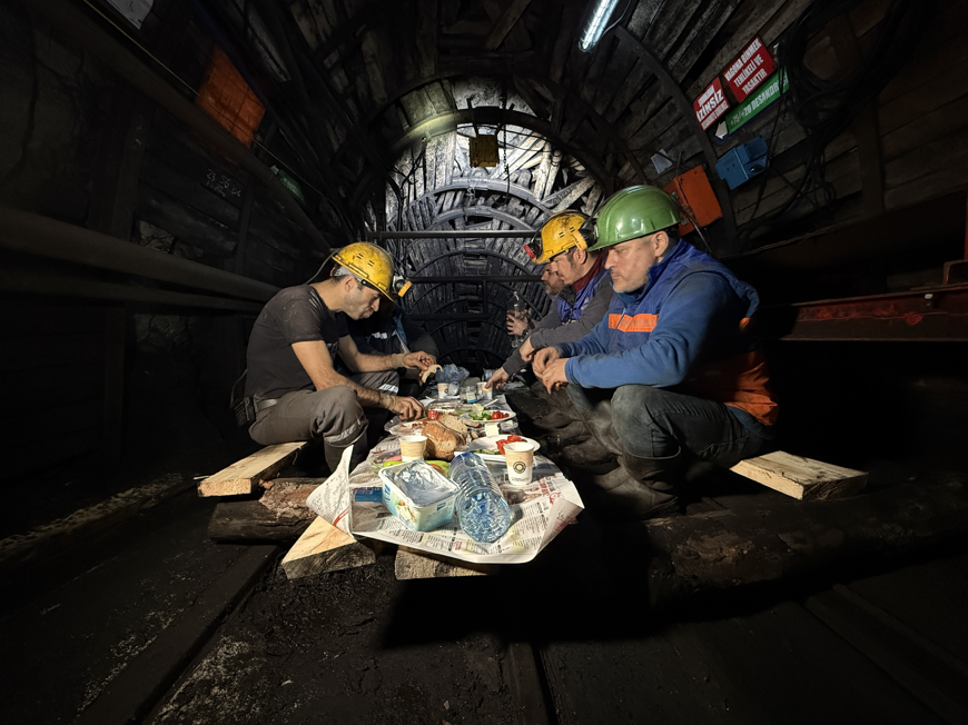 Zonguldak'ta maden işçileri ilk sahurlarını yerin altında yaptı