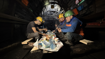 Zonguldak'ta maden işçileri ilk sahurlarını yerin altında yaptı
