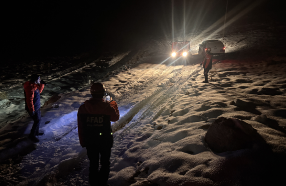 Karda mahsur kalan işçileri AFAD ekibi kurtardı
