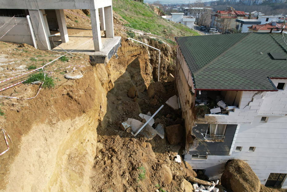 Kaçak kazıda kaya parçası koptu. Hasar gören bina çökme noktasına geldi
