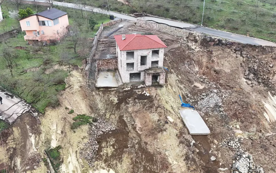 Ordu'da heyelan. Evler devrildi, halı saha yıkıldı 