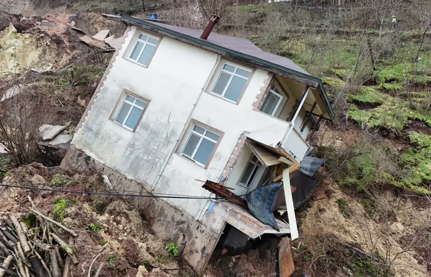 Ordu'da heyelan. Evler devrildi, halı saha yıkıldı 2