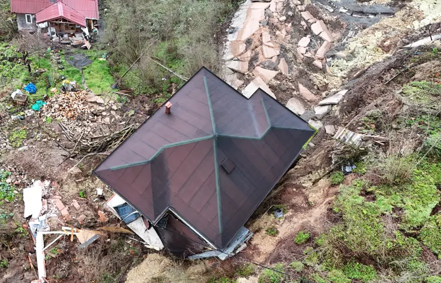 Ordu'da heyelan. Evler devrildi, halı saha yıkıldı 1
