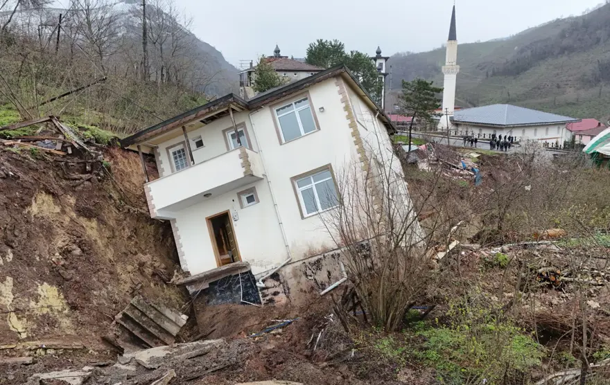 Ordu'da heyelan. Evler devrildi, halı saha yıkıldı 4