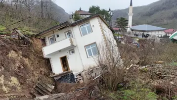 Ordu'da heyelan. Evler devrildi, halı saha yıkıldı