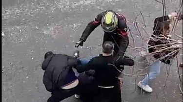 Yol verme tartışması sopalı meydan dayağına dönüştü. Tartışmaya 1 milyon lira ceza kesildi