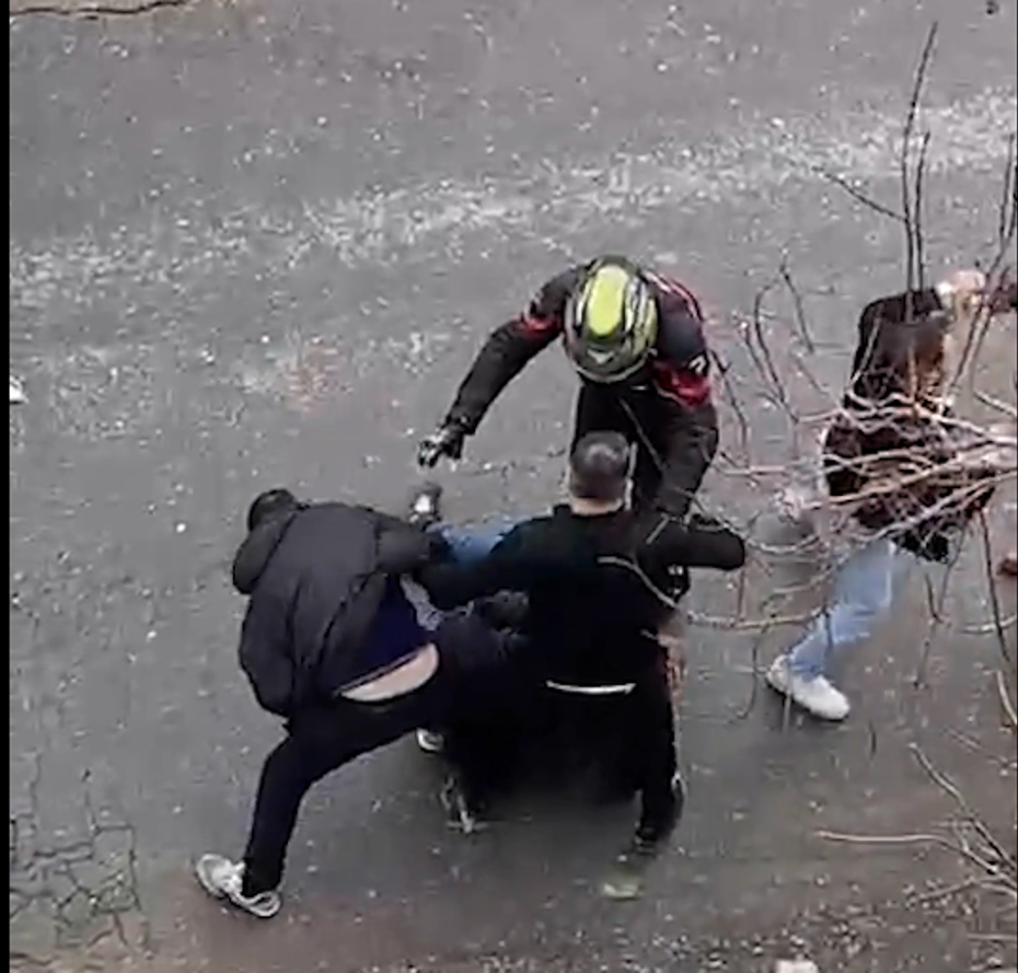 Yol verme tartışması sopalı meydan dayağına dönüştü. Tartışmaya 1 milyon lira ceza kesildi