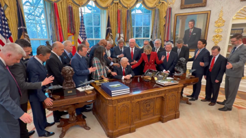 Oval Ofis'te ilginç anlar. Trump'a dokunup dua ettiler