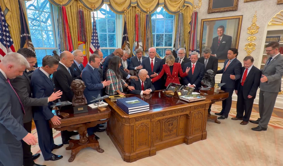 Oval Ofis'te ilginç anlar. Trump'a dokunup dua ettiler