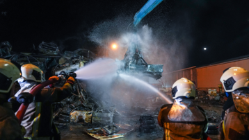 Sanayi sitesinde yangın: 100 hurda araç küle döndü