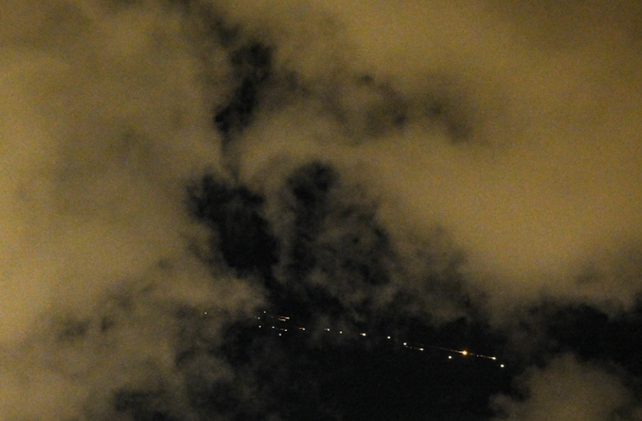 İran'ın çok başlıklı füzelerle hedef aldığı İsrail'de sirenler çalıyor