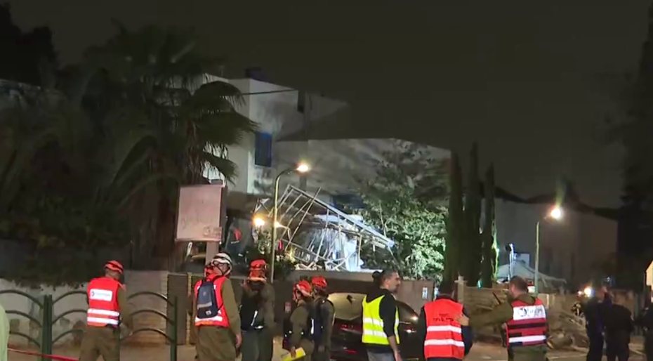 İran füzelerle Tel Aviv'i vuruyor. NTV ekibi patlama bölgesinde