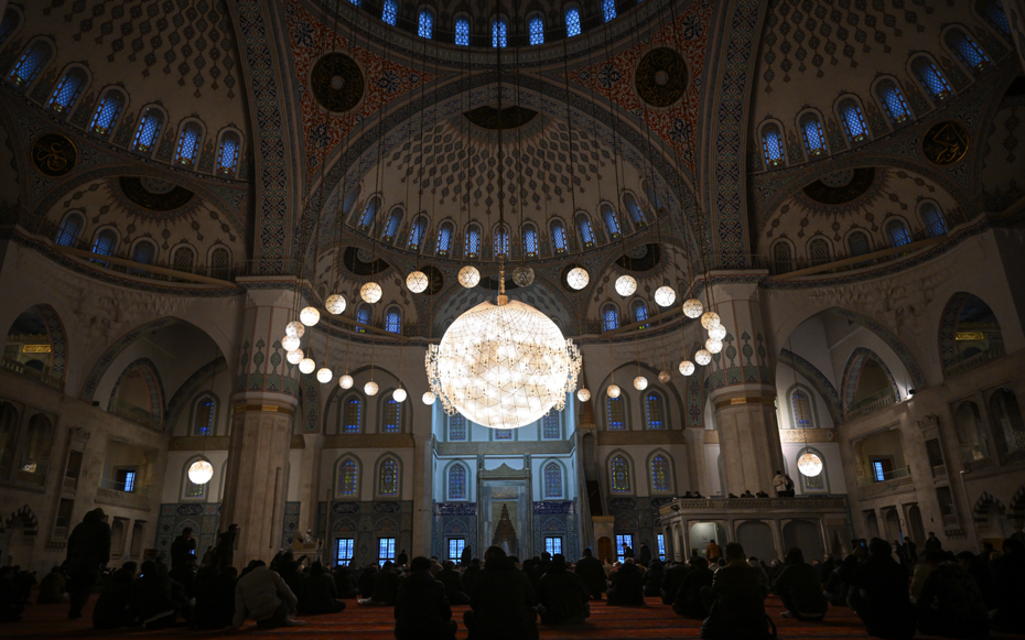 Yurtta Ramazan Bayramı heyecanı. Camilerden bayram namazı kareleri