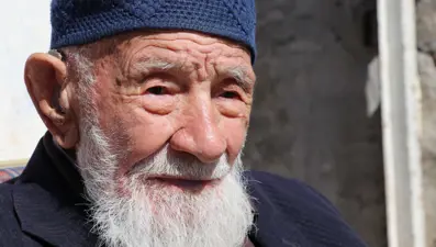 99'luk Kaya dede doktor yüzü görmüyor. Uzun ömrünün sırrını açıkladı, işte en çok tükettiği besin