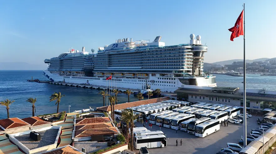 Kuşadası'na dev misafir. 4 bin turistle demirledi 2