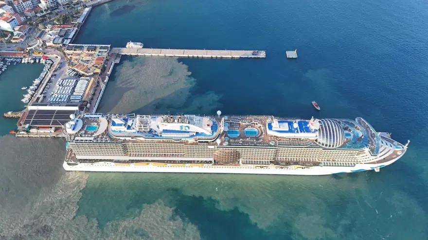 Kuşadası'na dev misafir. 4 bin turistle demirledi 1