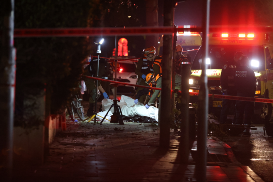 İran çok başlıklı füzelerle Tel Aviv'i vurdu: 1 ölü