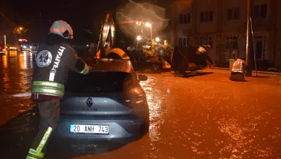 Manisa'da sağanak hayatı olumsuz etkiledi