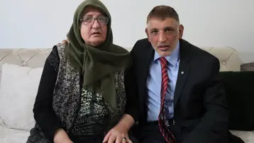 26 yıldır takım elbise giymeden dışarı çıkmıyor