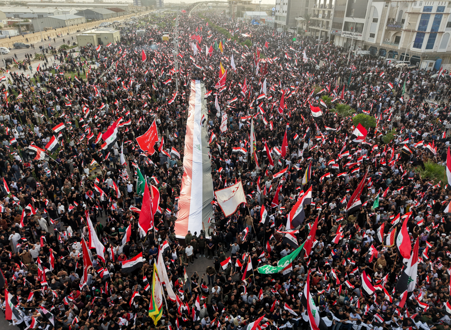Bağdat'ta binlerce kişi İran'a destek için sokağa çıktı