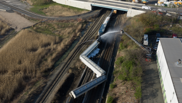 New Jersey'de yük treni raydan çıktı. Kimyasal sızıntı alarmı