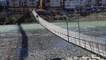Yıllardan beri ayakta. Mahalleleri birbirine bağlıyor, güvenli bir yaya yolu
