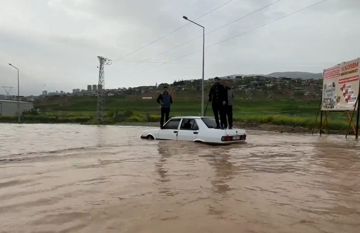 Kahramanmaraş'ta yollar göle döndü, vatandaşlar zor anlar yaşadı
