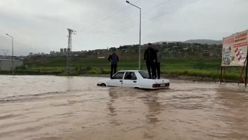 Kahramanmaraş'ta yollar göle döndü, vatandaşlar zor anlar yaşadı