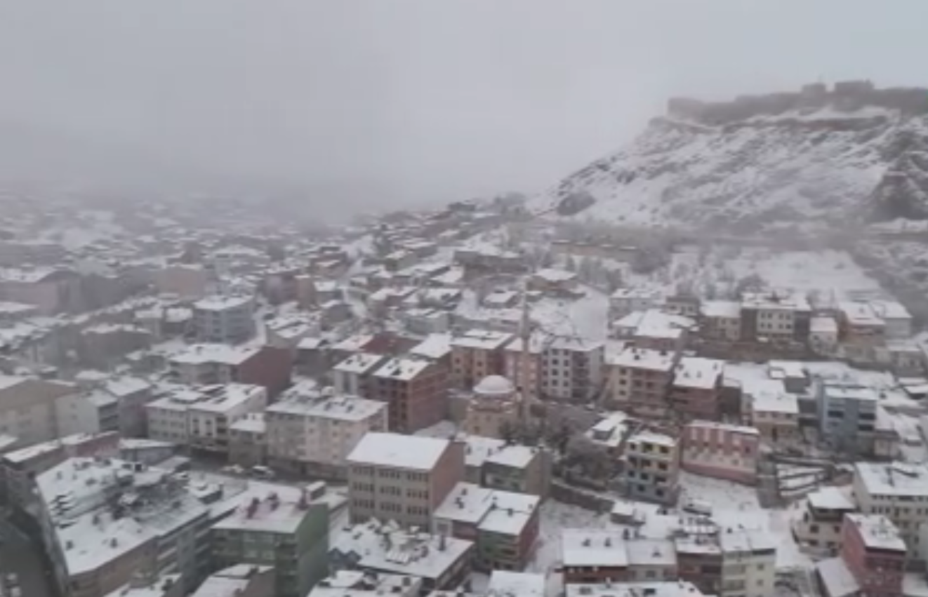Nisanın sonunda kar yağdı. "Bir kalktık, her yer bembeyaz"