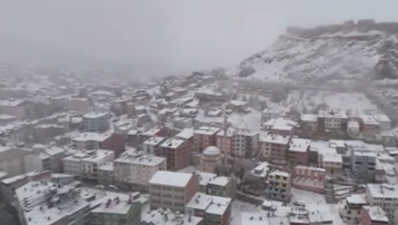 Nisanın sonunda kar yağdı. "Bir kalktık, her yer bembeyaz"