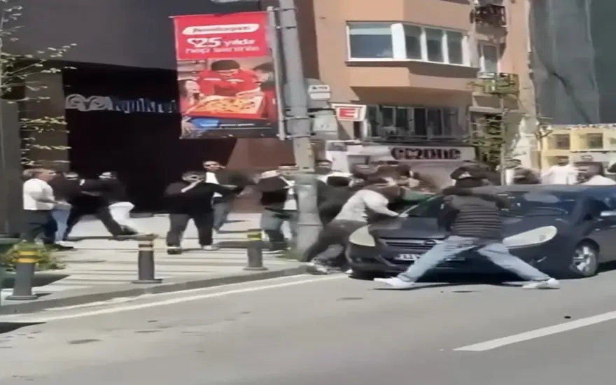 Kavgayı ayırmak isterken dayak yedi 