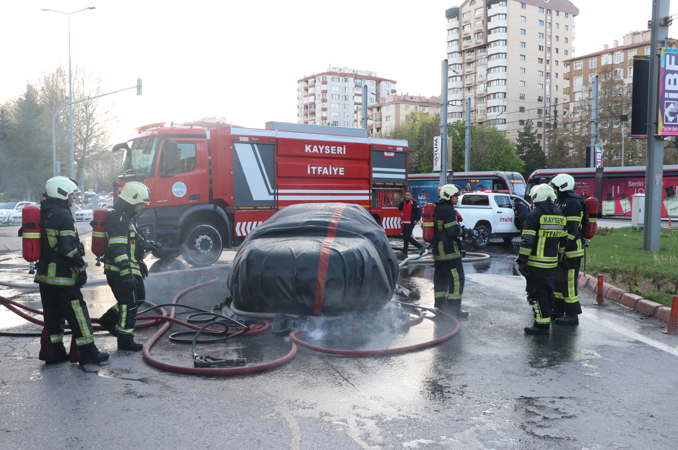 Yanan elektrikli otomobile battaniye yöntemiyle müdahale | NTV Haber