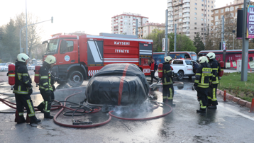 Yanan elektrikli otomobile battaniye yöntemiyle müdahale