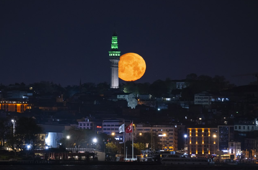 İstanbul'da dolunay büyüledi