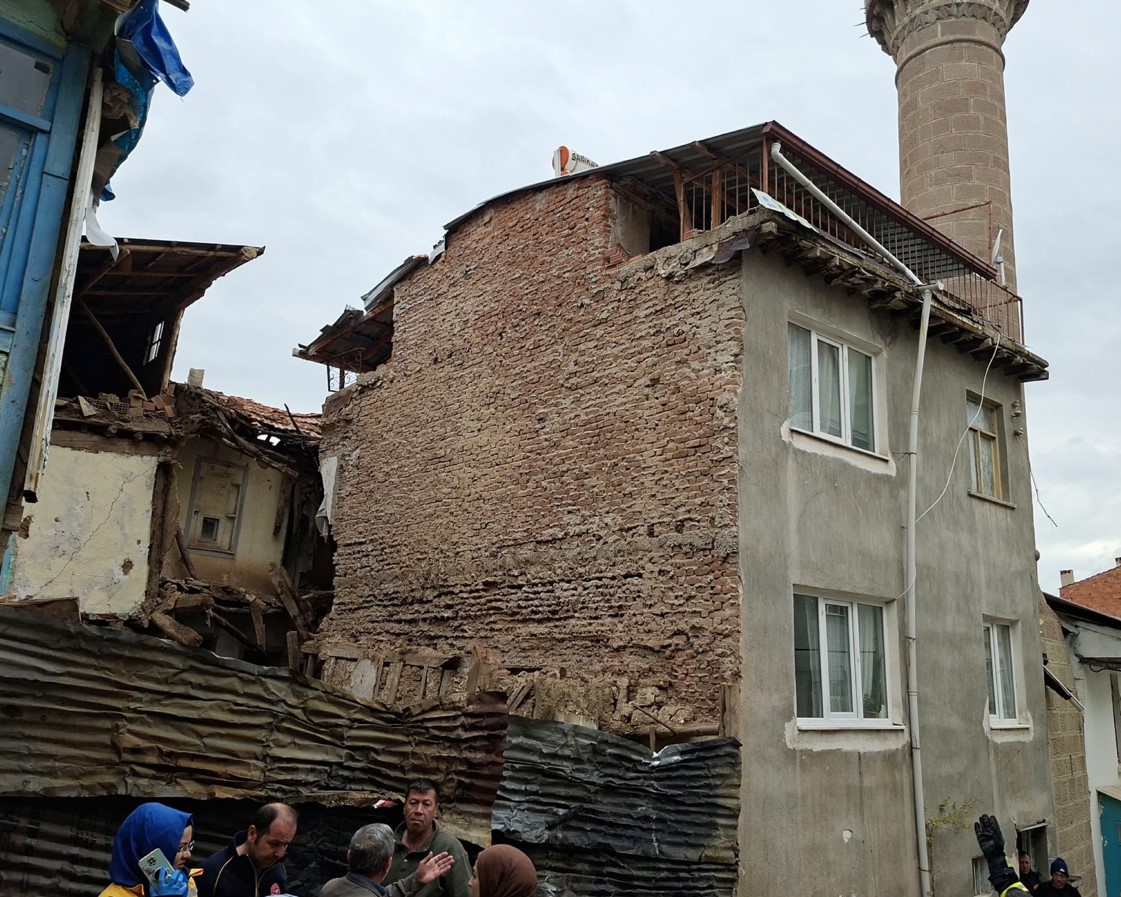 Ahşap binanın arka kısmı çöktü