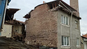 Ahşap binanın arka kısmı çöktü