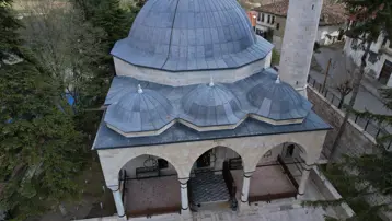 Birçok badireye rağmen 508 yıldır ayakta duruyor. Üzerine kurşun döküldü