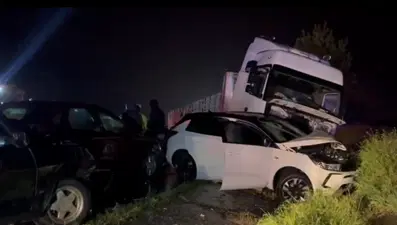 Karşı şeride geçen tır 6 aracı biçti. 4 kişilik aile yok oldu