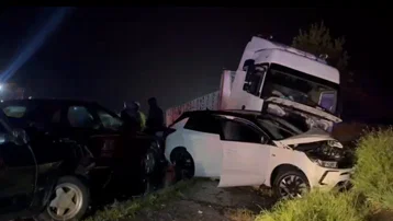 Karşı şeride geçen tır 6 aracı biçti. 4 kişilik aile yok oldu