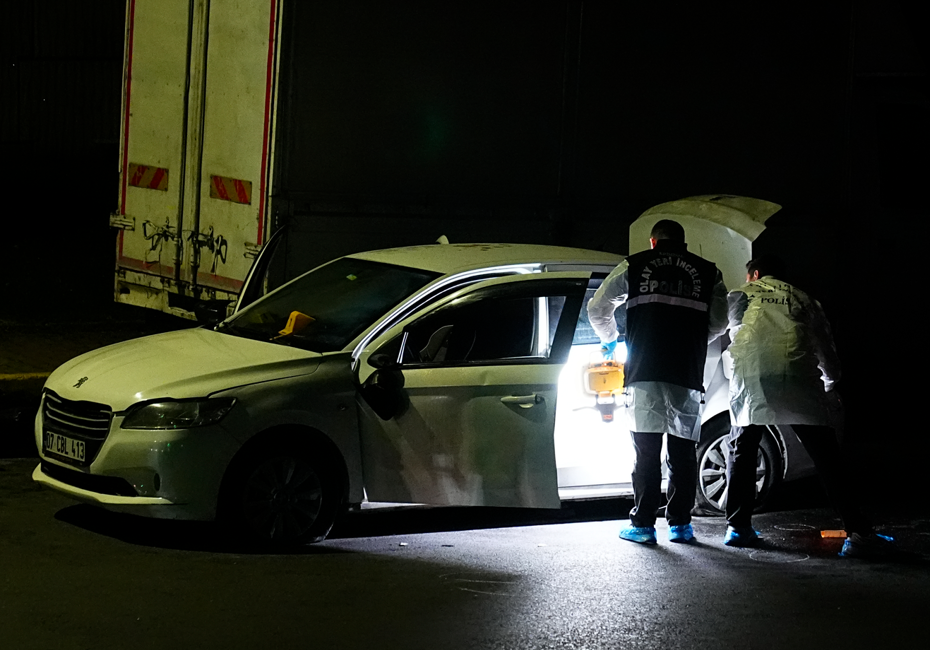 Küçükçekmece'de polis kovalamacası. 2 şüpheli yakalandı, bir polis yaralandı