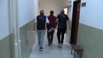 Sınır dışı edilmeyi beklerken kırmızı bültenle arandığı ortaya çıktı