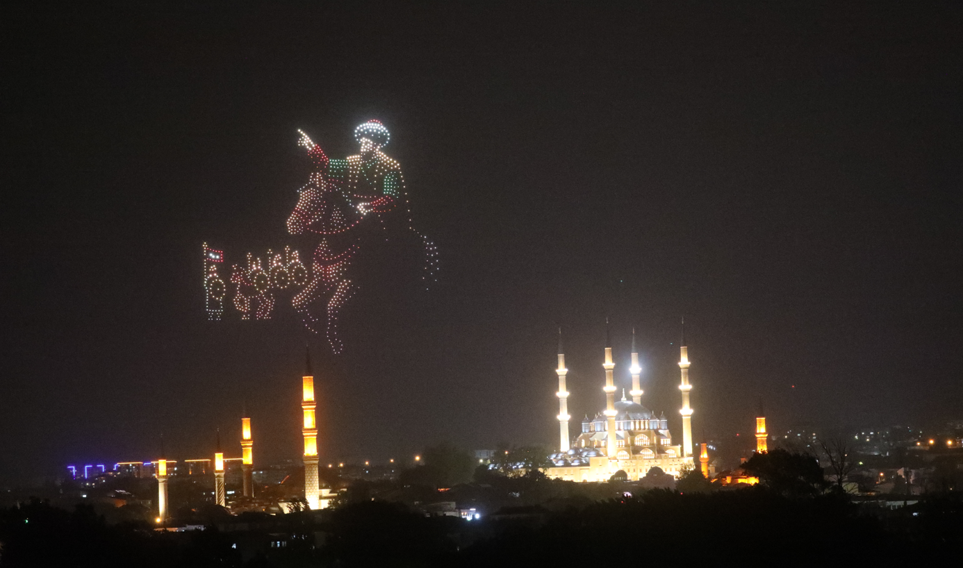 Edirne'de İstanbul'un fethi kutlandı. Sağanak altında bin dronla gösteri