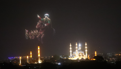 Edirne'de İstanbul'un fethi kutlandı. Sağanak altında bin dronla gösteri