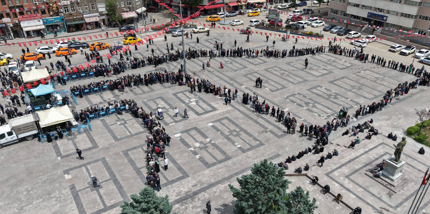 Ücretsiz olduğunu duyan koştu, saatler öncesinden sıraya girdiler