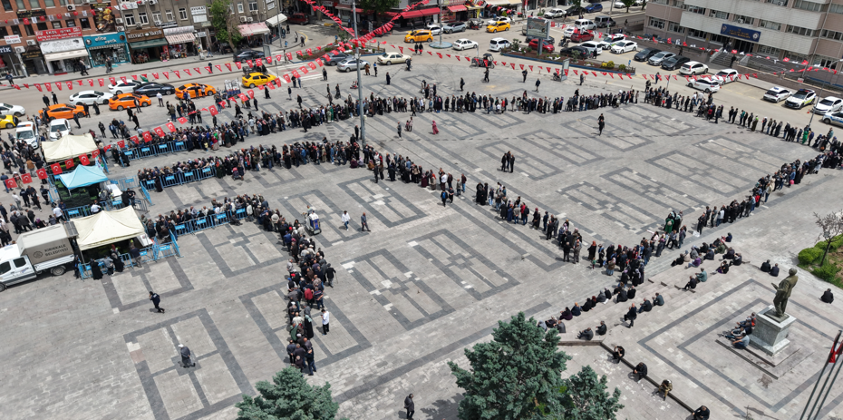 Ücretsiz olduğunu duyan koştu, saatler öncesinden sıraya girdiler