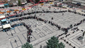 Ücretsiz olduğunu duyan koştu, saatler öncesinden sıraya girdiler
