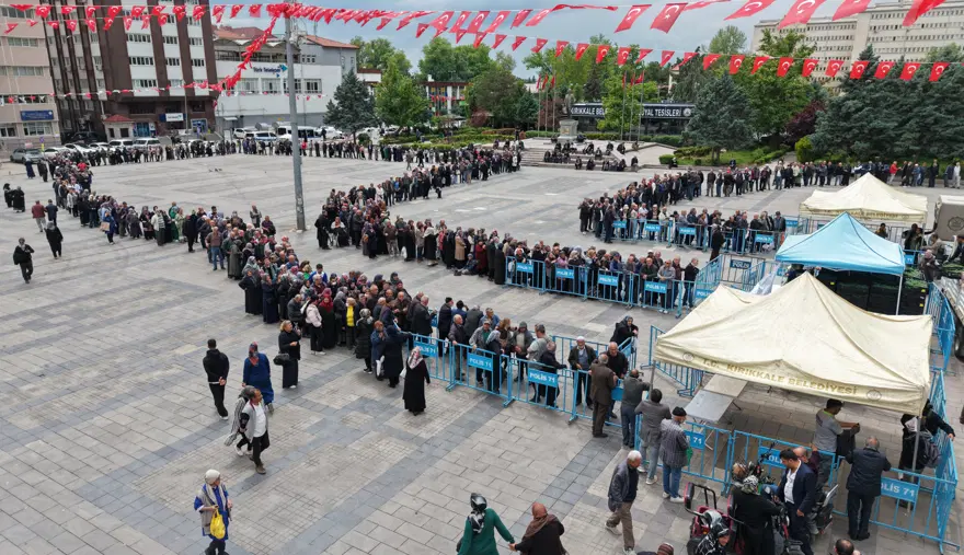 Ücretsiz olduğunu duyan koştu, saatler öncesinden sıraya girdiler 3 Ücretsiz olduğunu duyan koştu, saatler öncesinden sıraya girdiler 3
